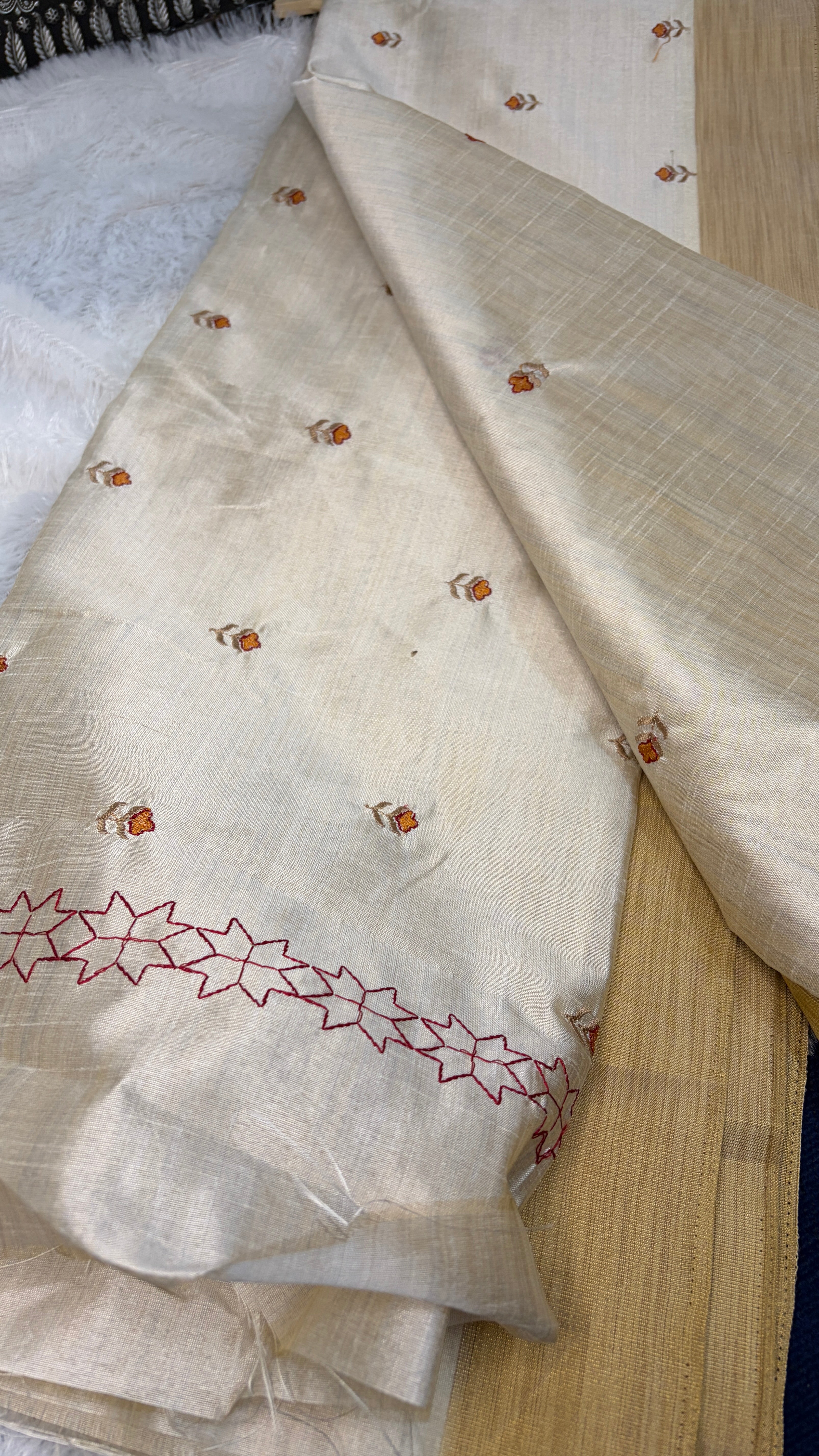Tussar Tara Shubhra Silk Saree