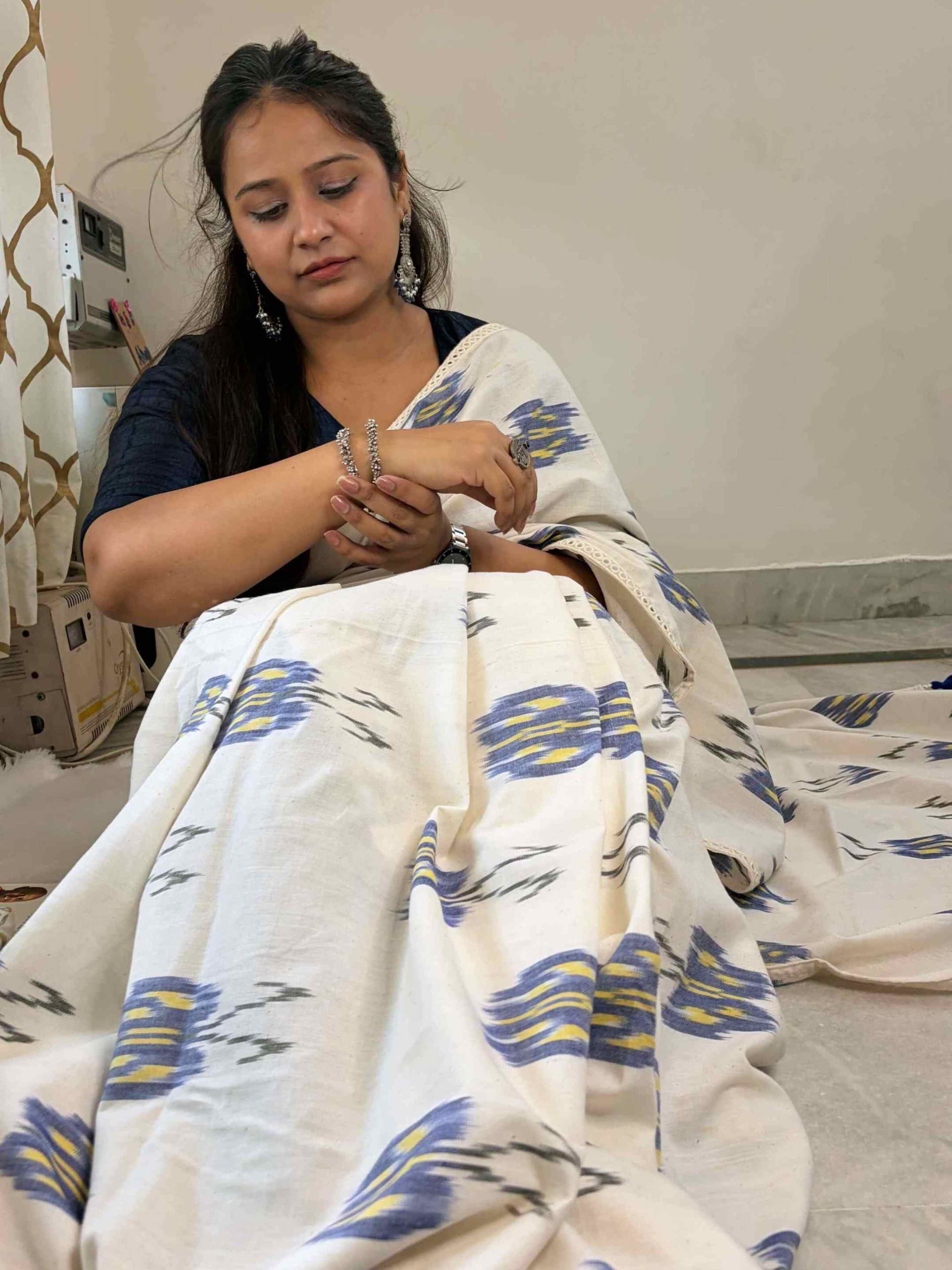Blue Colour Linen Saree Model Wearing Full Drape Ethnyk Dori
