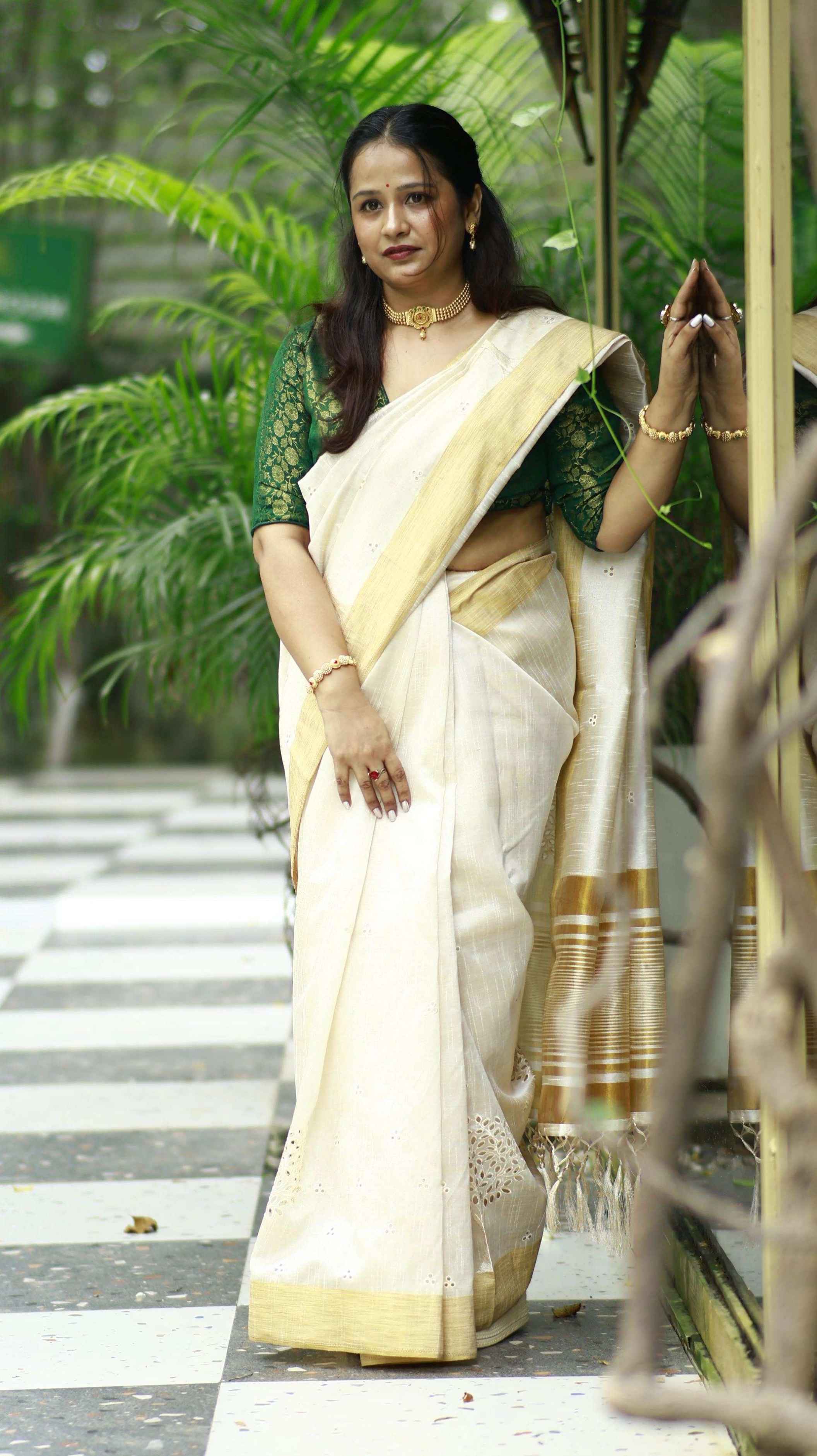 Tussar Tara Shubhra Saree Gold Border Cutwork Fabric Closeup Ethnyk Dori
